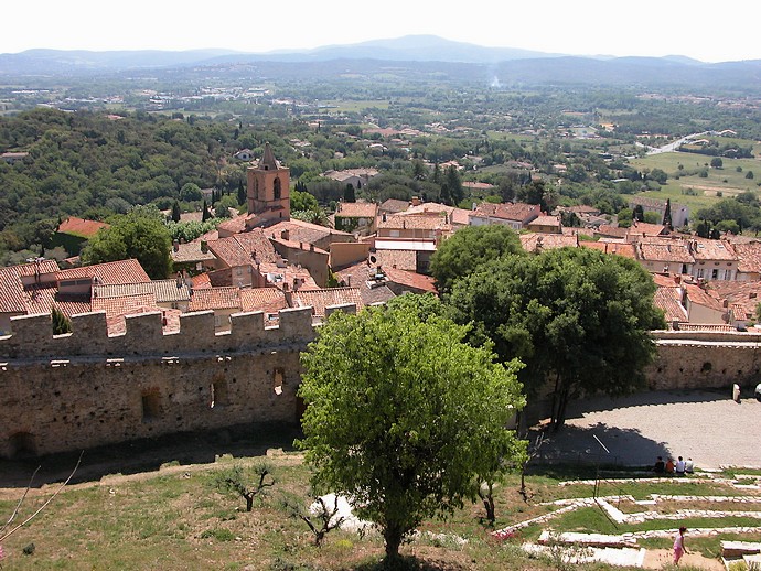 Dans les hauteurs du village
