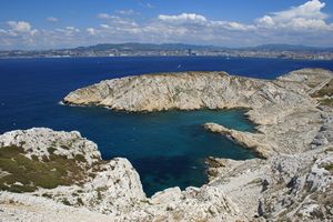 Une crique au bord de l'île Ratonneau
