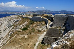 Face au fort de Ratonneau