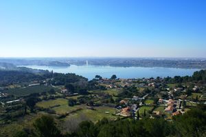 Vue plus étendue sur l'étang de l'Olivier