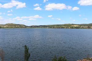 Oppidum du Castellan : autre vue étendue sur l'étang de l'Olivier