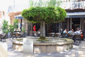 Fontaine sur la place Docteur Georges Darrason