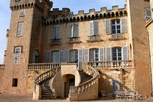 A l'entrée du château