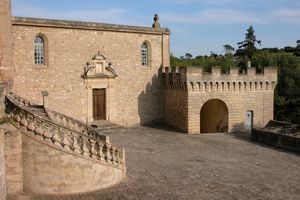 A l'entrée du château