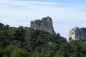 Zoom sur le rocher des Deux Trous