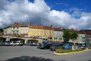 Maisons avec des volets de toutes les couleurs