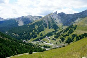 Direction le col d’Allos et Barcelonnette avec vue sur la station de ski
