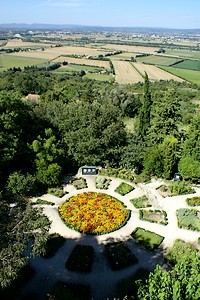Jardin fleuri avec vue sur la vallée du Rhône