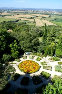 Jardin fleuri avec vue sur la vallée du Rhône