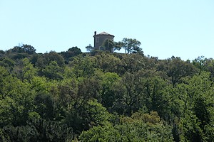 Une tour dans les hauteurs du village