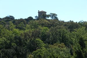 Une tour dans les hauteurs du village