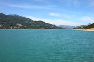 Vue étendue sur le lac