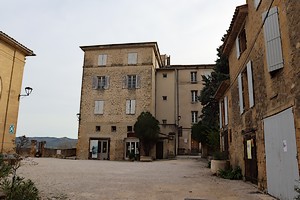 Place à l'entrée du château