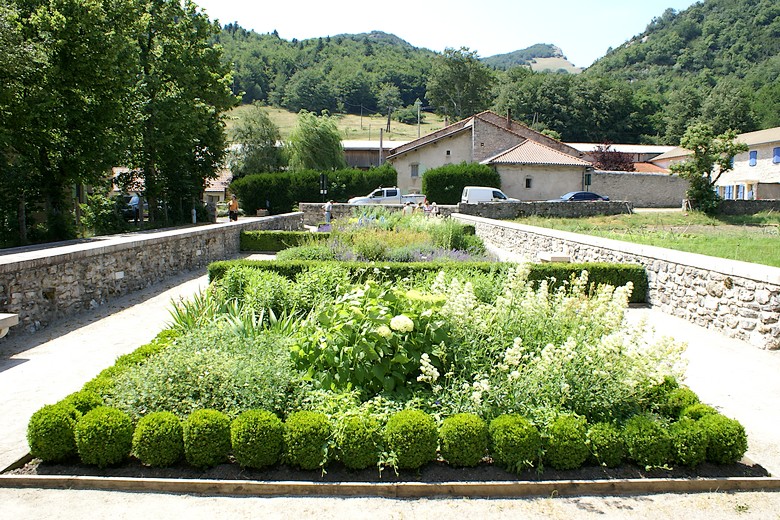 Jardin à l'entrée de l'abbaye cistercienne