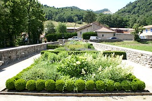 Jardin face à l'entrée de l'église