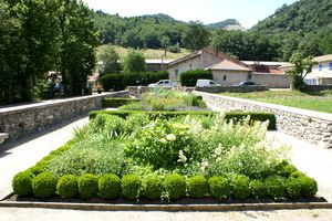 Jardin à l'entrée de l'abbaye cistercienne
