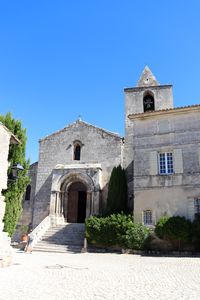 Autre point de vue sur l'église Saint-Vincent aux Baux
