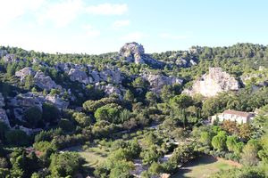 Paysage des Alpilles à l'entrée du village