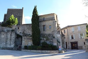 A l'entrée du village