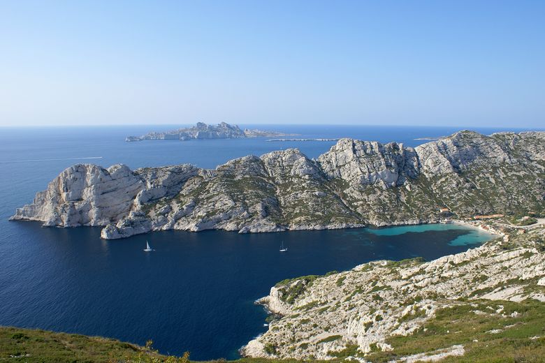 Les Calanques - Vue d'ensemble sur la calanque de Sormiou