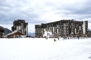 Au bord de la piste de ski
