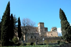 Le château décoré de cyprès