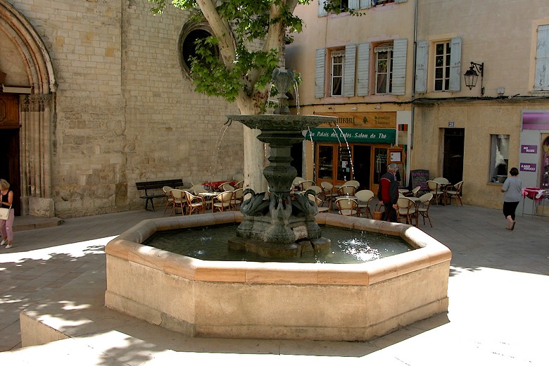 Fontaine face à l’église Saint-Sauveur