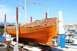 Barque en cale sèche