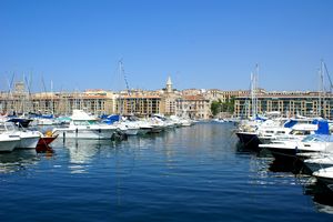 Le Vieux Port : vue en direction de l'Hôtel de ville
