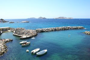 Entrée du port avec vue sur l'ïle du Frioul à l'horizon