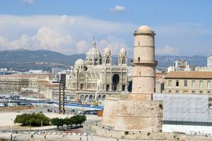 Tour du fanal du Fort Saint-Jean et Cathédrale La Major à l'horizon