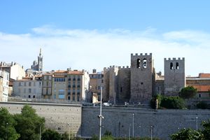 Basilique Saint-Victor et Notre-Dame de la Garde à l'horizon