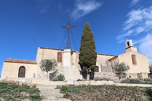 Au pied de la chapelle