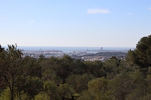 Mer Méditerranée (Golfe de Fos) et la ville de Port-de-Bouc à l'horizon