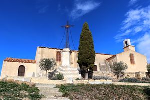 Au pied de la chapelle
