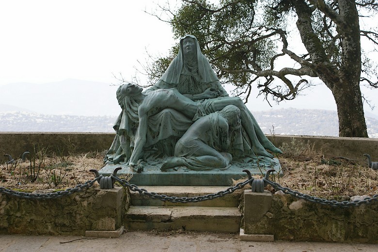 Massif de la Sainte-Baume (Var) - Statue devant la grotte