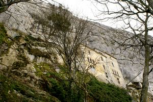 Au pied de la grotte