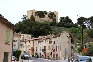 A l'entrée sud du village (avenue de la République)
