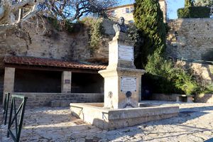 Fontaine en contrebas de la rue Frédéric Mistral