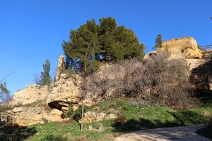 Rochers et remparts de l'ancien château à l'entrée du village