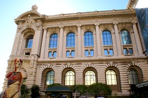 Au pied d'un autre bâtiment du musée