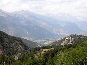 A l'horizon, cité fortifiée au pied des Ecrins