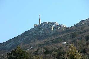 Aperçu du prieuré et de la Croix de Provence