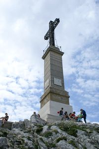 Au pied de la Croix de Provence