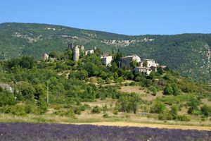 Dans les hauteurs du village (zoom)