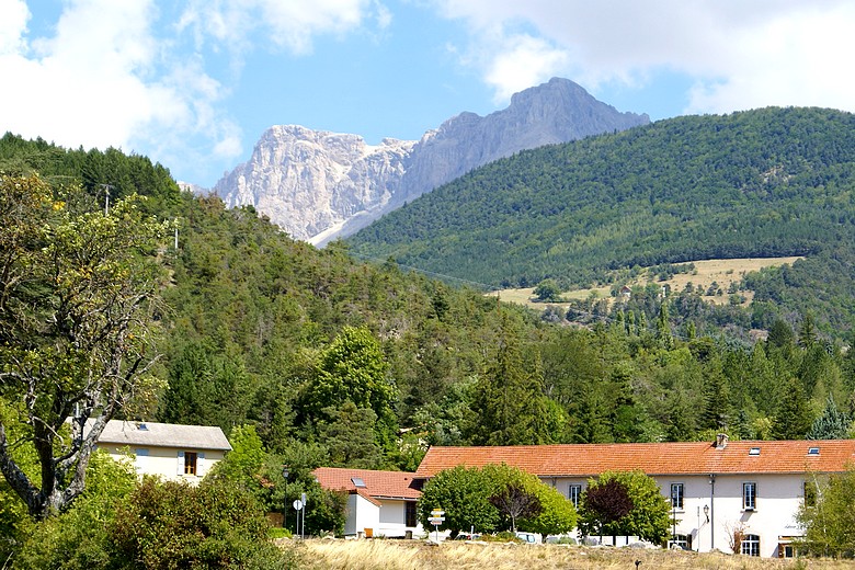 Aperçu d'une montagne dominant le village