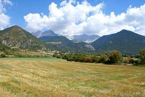 On quitte le village (vue d'ensemble du paysage)