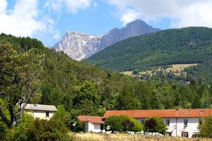 Aperçu d'une montagne dominant le village