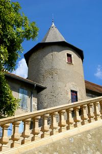 Au pied d'une des tours du Château de Montmaur