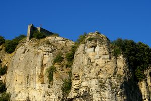 Rocher surplombant l’entrée sud du village